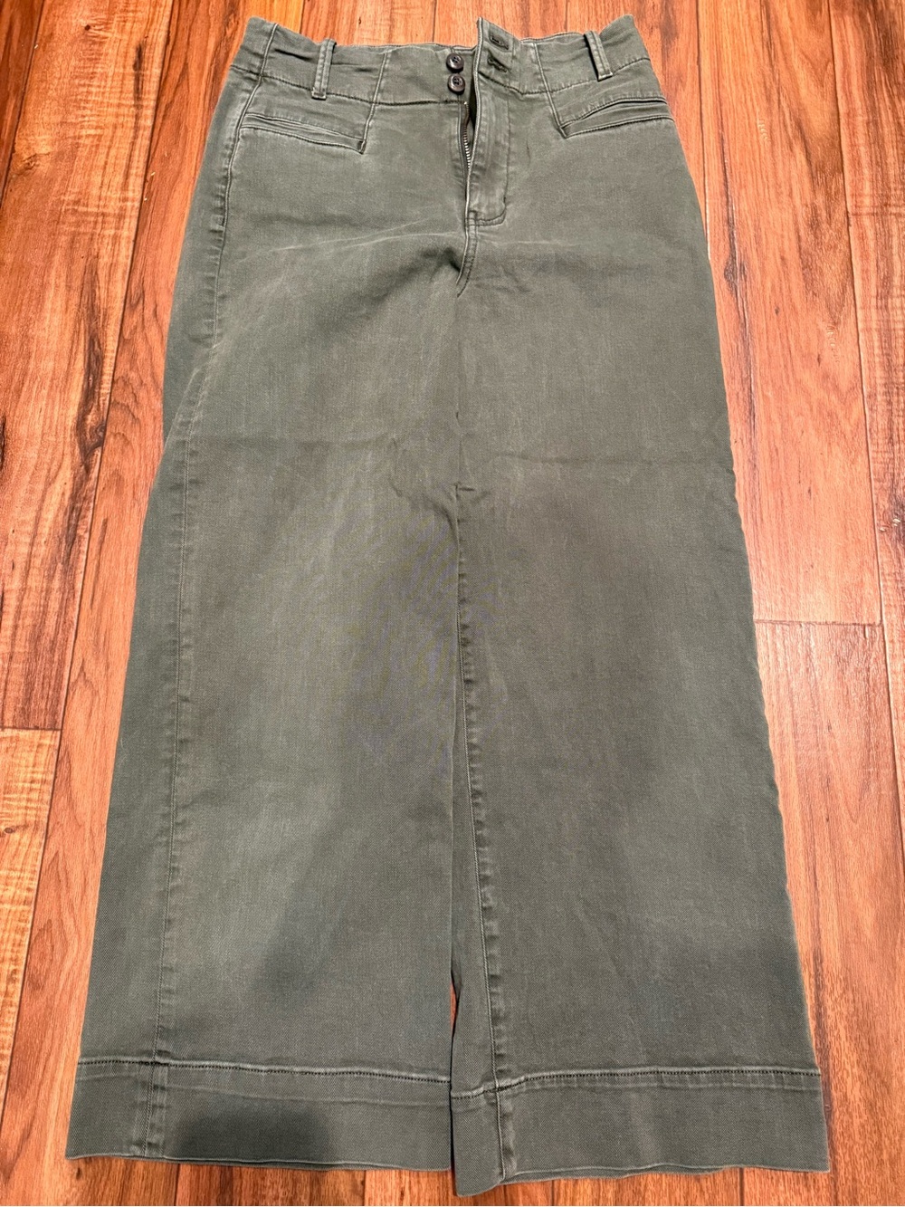 Wide-Leg High-Rise Trousers in Olive Green